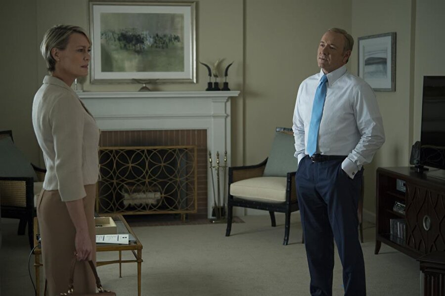 House of Cards
Toplamda altı adaylık alan heyecanlı Beyaz Saray hikayesini izlemek için hiç yoksa dört nedeniniz var: "En iyi drama dizisi" adaylığı, "en iyi drama dizisi kadın oyuncusu" adaylığı (Robin Wright), "en iyi drama dizisi erkek oyuncusu" adaylığı (Kevin Spacey) ve "drama dizisinde en iyi yardımcı erkek oyuncu" adaylığı (Michael Kelly).