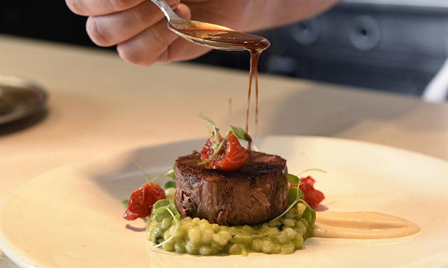 Chef’s Table
Dünyanın farklı ülkelerinden usta şeflerin ekranda hünerlerini sergiledikleri Chef’s Table, "en iyi belgesel dizisi veya kurgu olmayan dizi" dalında aday gösterildi.