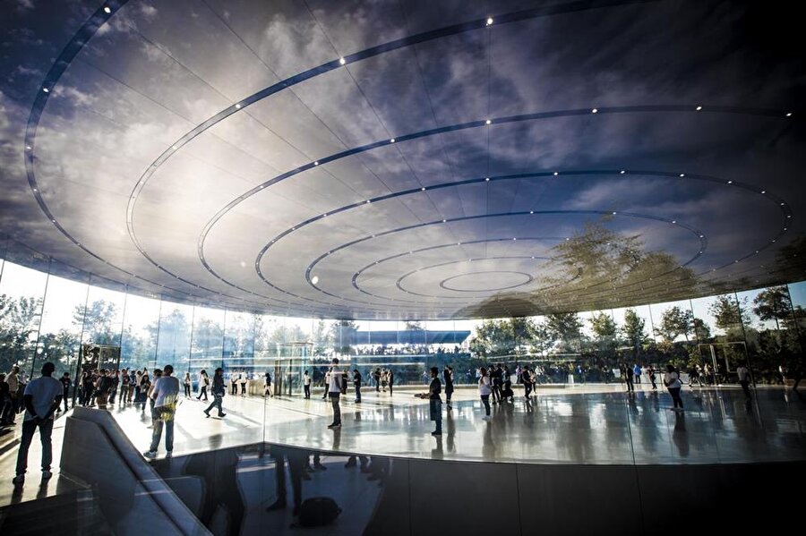 Apple Park, esasında devasa büyüklükteki cam binaların birleşiminden oluşan görkemli bir çalışma merkezi. 
