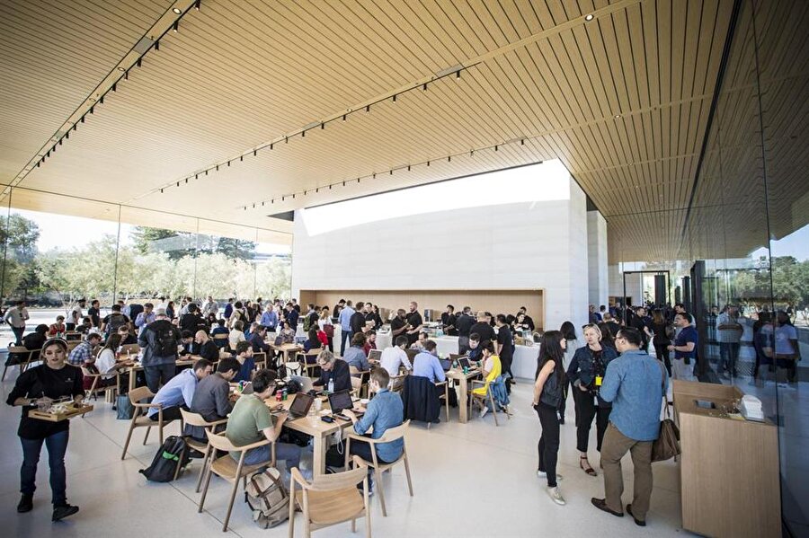 Daha rahat bir çalışma ortamı isteyenler ise Apple Park'taki kafeleri tercih edebiliyor. 
