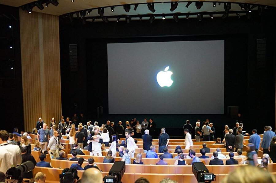 Ve işte Steve Jobs Theater. Geçtiğimiz gün iPhone 8 / iPhone 8 Plus ve iPhone'un onuncu yılına özel versiyonu iPhone 10 da bu konferans salonunda tanıtıldı.
