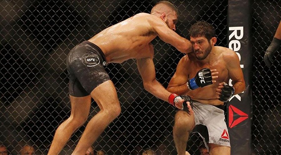 Jeremy Stephens rakibini sakatladı.