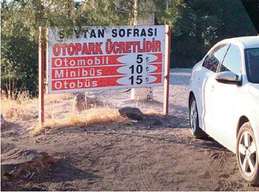 Tatilcilerin akın ettiği Balıkesir'in Ayvalık İlçesi'nin simgesi Şeytan Sofrası’nda adeta bir otopark terörü yaşanıyor. 