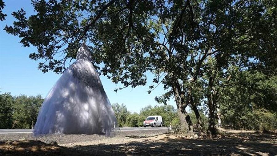 Edirne'nin Keşan ilçesinde yol kenarındaki ağaca asılı gelinliği gören sürücüler şaşkına döndü.