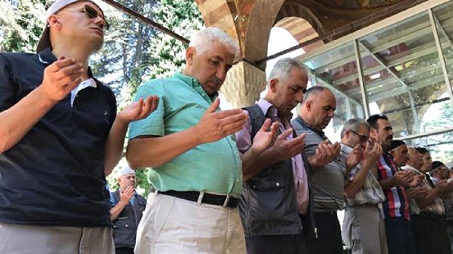 Bilecik'in Bozüyük İlçesi’nde üç gündür etkili olan yangın nedeniyle Bozüyük ilçesindeki tüm camilerde "yağmur duası" yapılıyor.