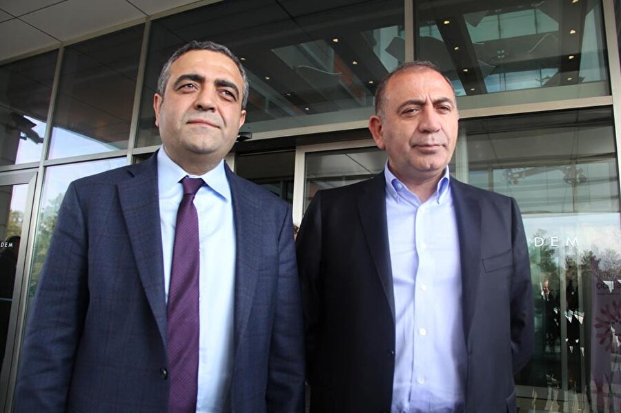 PYD'yi terör örgütü olarak görmedi
Tanrıkulu,
PYD’yi “Suriye'de kendi yaşamlarını korumaya
çalışan, kendi topraklarını kürsel vahşet örgütüne karşı korumaya
çalışan bir örgüt” olarka nitelendirirken, bu örgütün BM, AB ve diğer gruplar
tarafından terör örgütü ilan edilmediğini ifade ederek, PYD’yi terör örgütü
olarak görmediğini söylemişti.