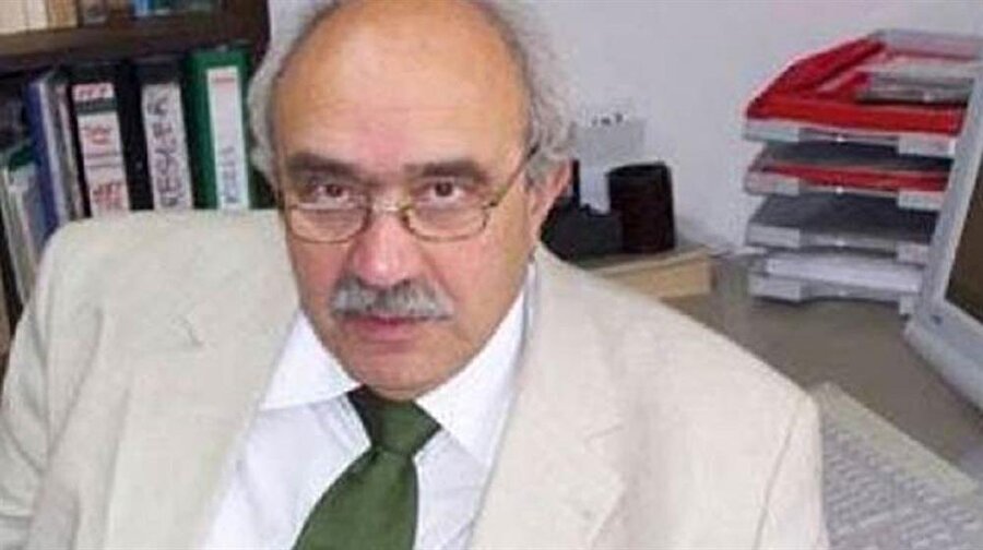 Bilkent Üniversitesi öğretim üyesi Prof. Dr. Semih Tezcan, uçak yolculuğu sırasında geçirdiği kalp krizi sonucu hayatını kaybetti.