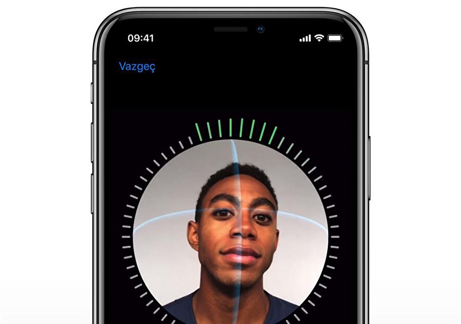 Face ID: Yüz tarama özelliği
iPhone'un onuncu yılı için tasarlanan Face ID özelliği, yüz tarama sistemini bir üst noktaya taşıyor. Keza iPhone X'in ön kısmına yerleştirilen birçok farklı sensör ve kamera desteğiyle birlikte surat şekillerinin matematiksel bir formülünü oluşturan akıllı telefon, böylece çok kısa bir süre içinde kilit açma işlemi gerçekleştirilebiliyor. Üstelik Face ID satın alma işlemleri için de kullanılabiliyor. Parmak izi okuyucu sistemine oranla çok daha güvenli bir yapı sunan Face ID sisteminin 1.000.000'da 1 sapma payı var. Yani bir milyon kişiden yalnızca birinde kilit farklı bir yüzle açılabiliyor; yani imkansıza yakın! 