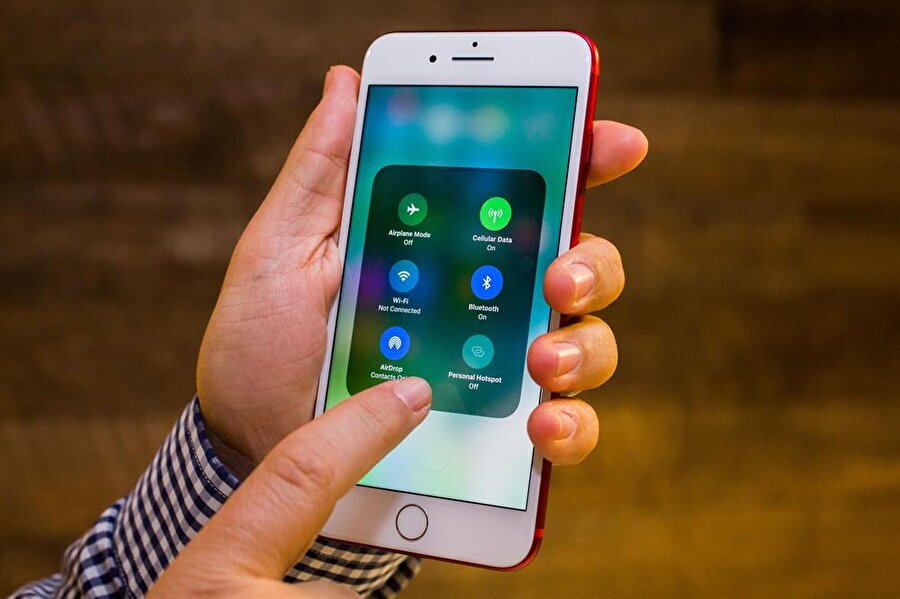 iOS 11: Gelişmiş pencereler, daha yetenekli bir yapı, çok daha kullanışlı arayüz, özelleştirilebilir ayarlar...
iPhone 8; iPhone 8 Plus ve iPhone X, Apple'ın en yeni mobil işletim sistemi iOS 11 yüklü olarak geliyor. iOS 11 ile birlikte Apple sistemi kökten yenilemiş durumda. Zira artık özelleştirilebilir paneller, çok daha kullanışlı arayüzler ve ana menü tuşu ortadan kaldıran iOS 11 kısacası mesajlardan, Siri'ye, App Store'dan, kameraya kadar birçok farklı özelliği yeniden tanımlıyor. 