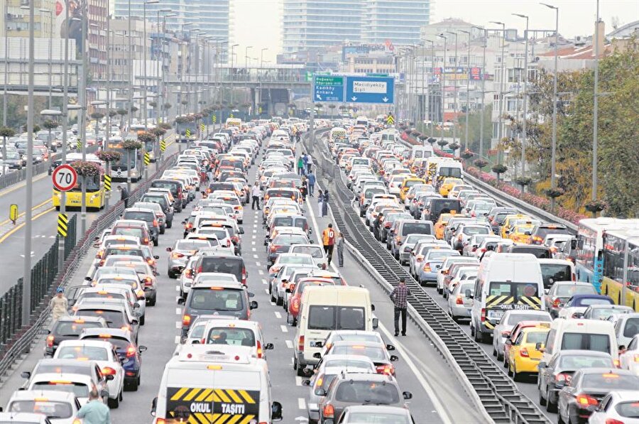 155 bin aracın trafiğe çıkmaması sağlanacak
Metrobüs, otobüs seferlerinde 507 bin yolcu taşınması, 338 bin aracın trafiğe çıkmaması hedefleniyor. Metro ve tramvay hatlarında 824 sefer artışı yapılırken, metro, tramvay ek seferleri sayesinde 232 bin yolcu toplu ulaşıma yönlendirilecek ve 155 bin aracın trafiğe çıkmaması sağlanacak.