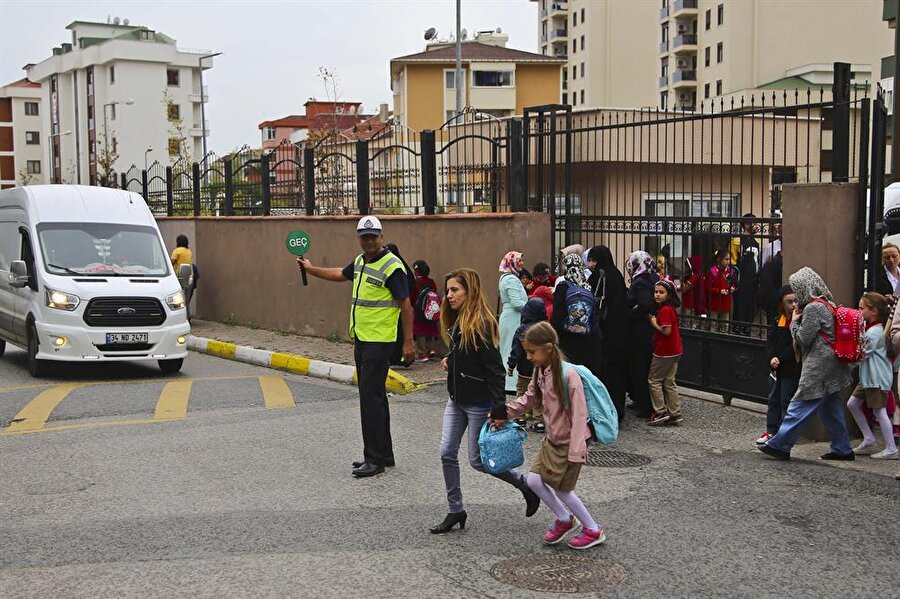 Zabıta memurları trafiğin işlemesine yardımcı olacak
İl Jandarma Komutanlığı sorumluluk bölgesinde görev yapacak. İstanbul genelindeki okullar çevresinde ara sokaklarda 215 zabıta memuru trafiğin sağlıklı işlemesine yardımcı olacak.