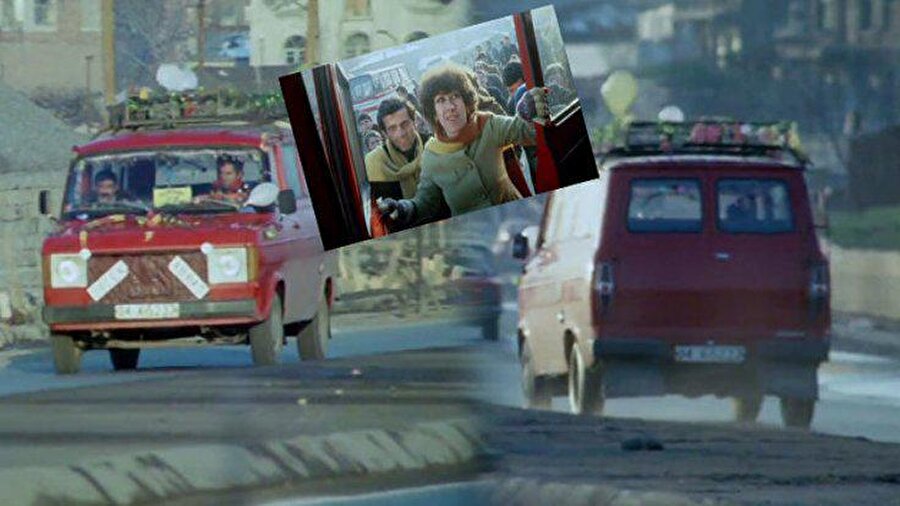 Yine aynı filmde, dönüş yolunda minibüse binen Ayşen Gruda ve Pembe Mutlu'nun minibüs içerisinde olmadığı da fark edilebiliyor.
