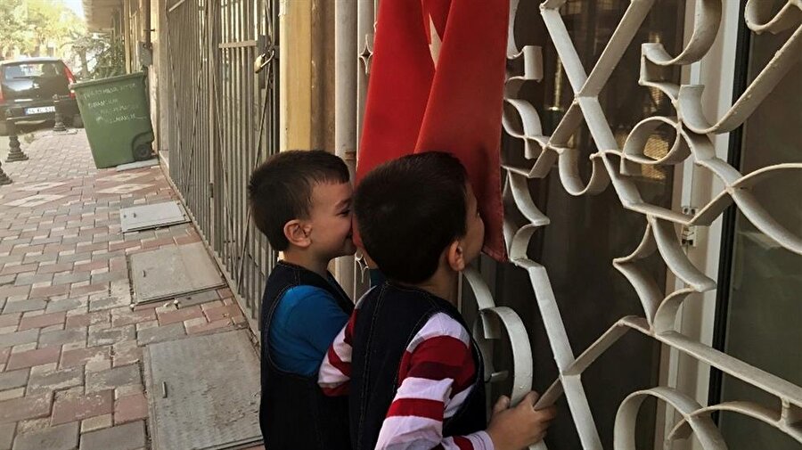 Okula başlayan Suriyeli çocuklar Türk bayrağını öpüp teşekkür etti