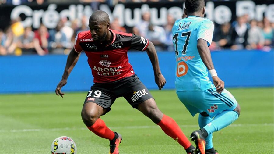 Guingamp'tan Yannis Salibur:

                                    26 yaşındaki Fransız, sağ kanat ve forvet olarak forma giyiyor. Bu sezon 3 maçta oynadı, skora katkı yapamadı. Sözleşmesi onun da bitiyor..
                                