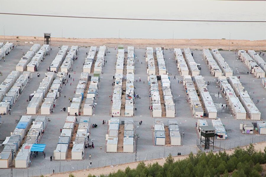 Avrupa Birliği görüşme sonrası Türkiye’ye Suriyeli sığınmacıların ihtiyaçlarının karşılanması için 3 milyar avro vereceğinin taahhüt etti.

                                    
                                    
                                    
                                    
                                    
                                
                                
                                
                                
                                