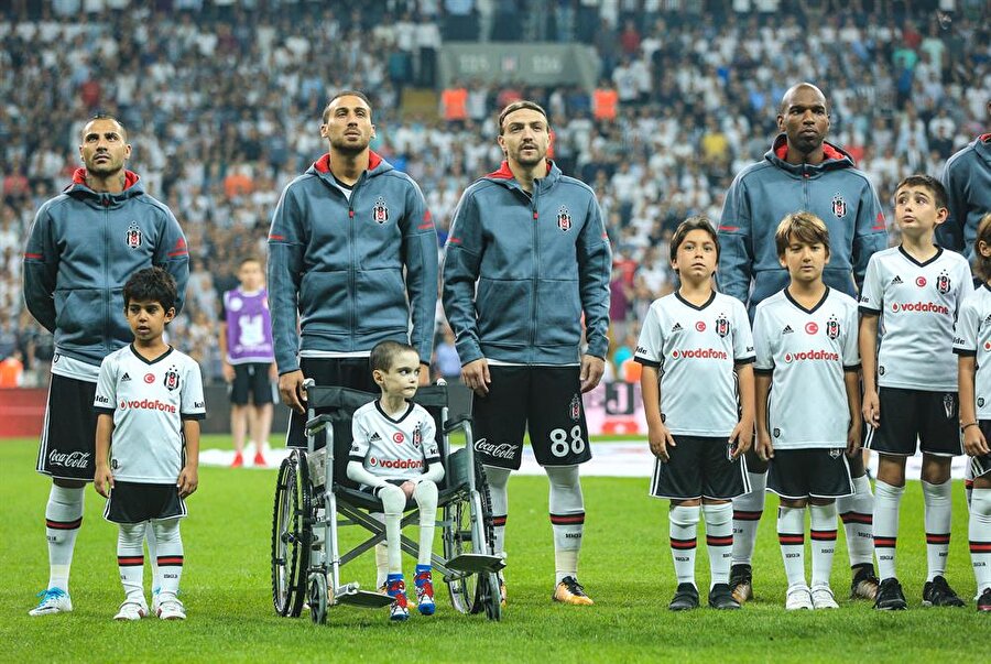 Alkışlar Cenk Tosun'a