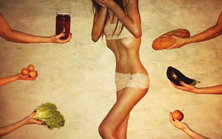 Anoreksiya nedir?

                                    
                                    
                                    
                                    
                                    
                                    
                                    
                                    
                                    
                                    Özellikle genç kadınlarda görülen yemek yememek, çok az uyumak, buna rağmen çok aktif olmakla beliren psikolojik bozukluktur. Bu hastalık genellikle ergenlik döneminde, nadiren de erişkin çağında başlar. 
                                
                                
                                
                                
                                
                                
                                
                                
                                
                                