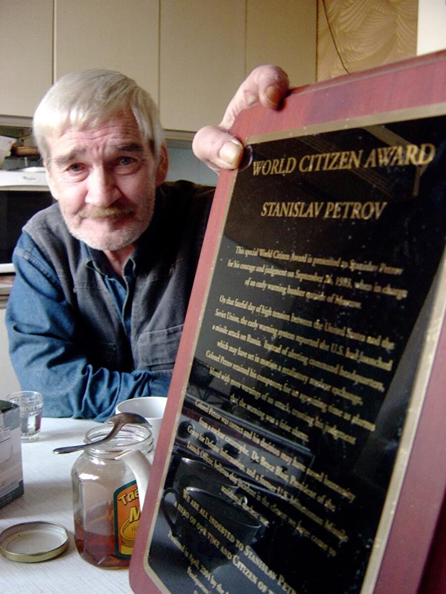 2006’da BM merkezinde Dünya Vatandaşları Derneği tarafından Petrov’a, üzerinde ‘nükleer savaşı önleyen insana’ yazan bir ödül verildi.

                                    
                                    
                                    
                                    
                                    
                                    
                                
                                
                                
                                
                                
                                
