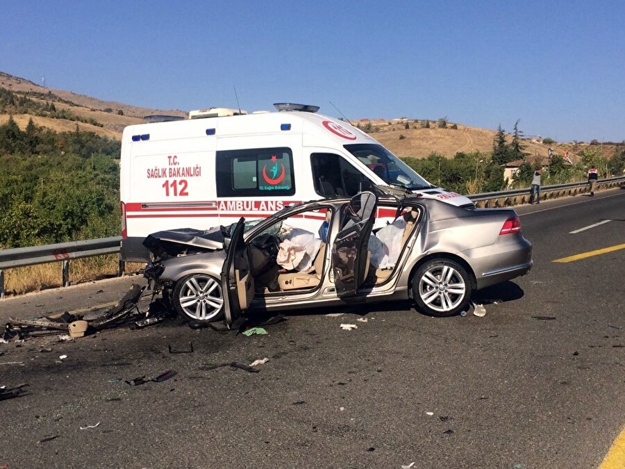 ​Elazığ'da feci kaza: Otomobil, kamyonun altına girdi