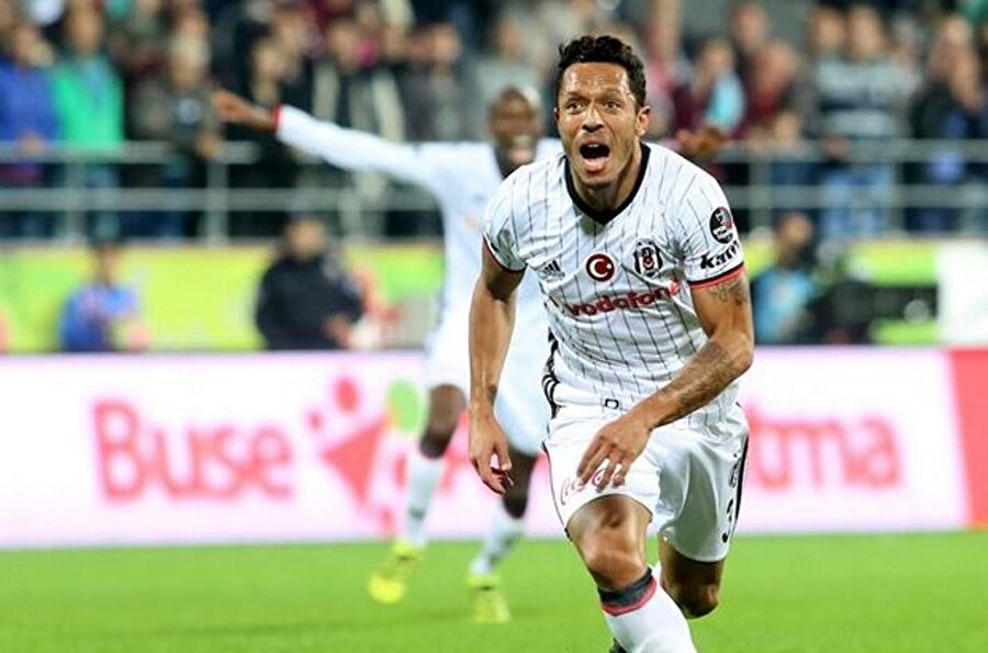 Beşiktaş'a kötü haber: Adriano derbide yok!