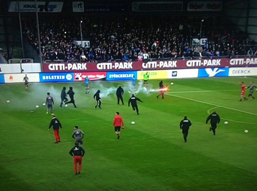 Holiganları futbolcular durdurdu!
