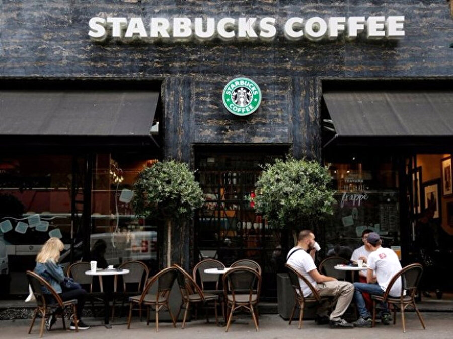 "St" kelimeleri ile akılda kalması amaçlandı
Dünyanın en büyük kahve markası Starbucks'un kurucusu Gordon Bowker, marka için güçlü bir etki yaratacağını düşünerek "st" ile başlayan kelimeler düşündü.
