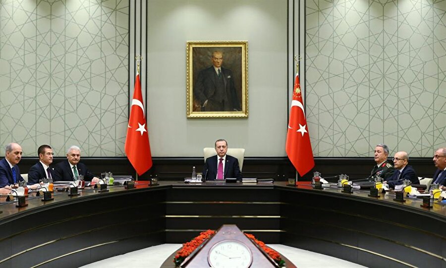 MGK ve ardından Bakanlar Kurulu toplanıyor

                                    Irak Kürt Bölgesel Yönetimi'nin (IKBY) 25 Eylül'de yapmayı planladığı referandum öncesinde Milli Güvenlik Kurulu Cumhurbaşkanı Erdoğan başkanlığında toplanacak. Günlerdir beklenen toplantı öncesi Cumhurbaşkanı Erdoğan, "Hem Milli Güvenlik Kurulu Toplantımızı yapacağız hemen arkasından da Bakanlar Kurulu toplantısı gerçekleştirilecek. Tabii bütün bunlarla beraber atacağımız yeni bir adım daha var." dedi.MGK'nın 15:00'da, Bakanlar Kurulu'nun ise 18:00'da toplanacağı bildirildi.