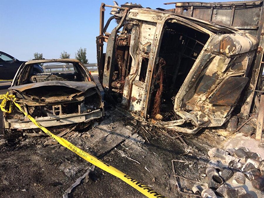 Bursa'da feci kaza: İki otomobil alev alev yandı