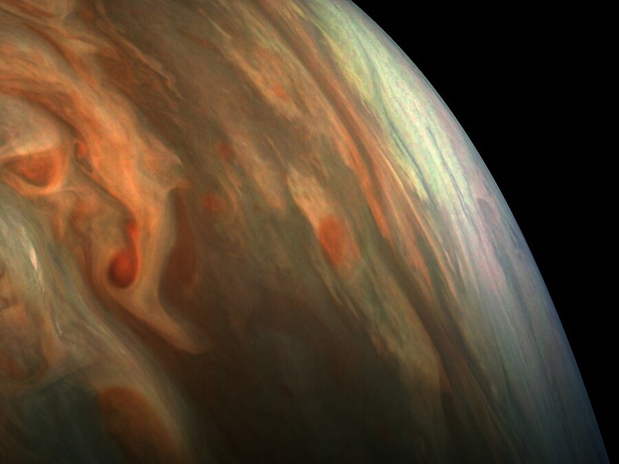 
                                    Jüpiter'e 7563 kilometre uzaklıkta bulunan Juno Uzay Aracı'nın çektiği görselin, renklendirilmiş hali. 
                                