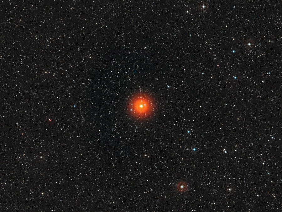 
                                    Dünya'nın 900 ışık yılı uzaklığında bulunan kırmızı yıldız U Antilae'nin Güney Avrupa Rasathanesi'nden çekilen fotoğrafı. 
                                