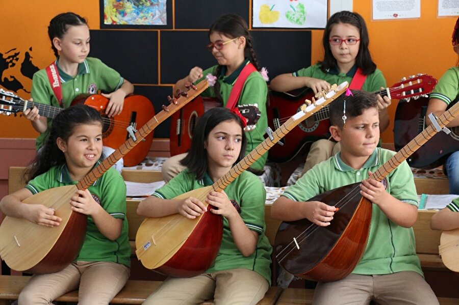 Bu sınıfta, Her öğrenci en az iki enstrüman çalıyor