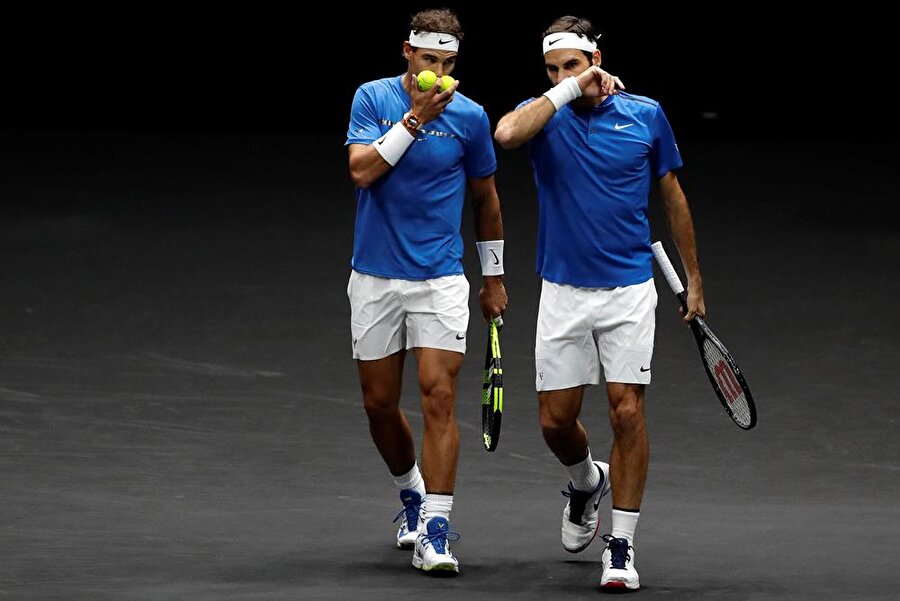 İki efsane bu kez birlikte zafere uzandı
İlk kez düzenlenen Laver Cup organizasyonunda birlikte çiftler maçına çıkan Roger Federer ve Rafael Nadal rakipleri Sam Querrey-Jack Sock ikilisini mağlup etti.