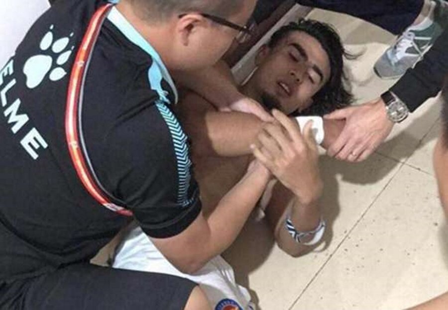 Çin'de polis futbolcuları dövdü!