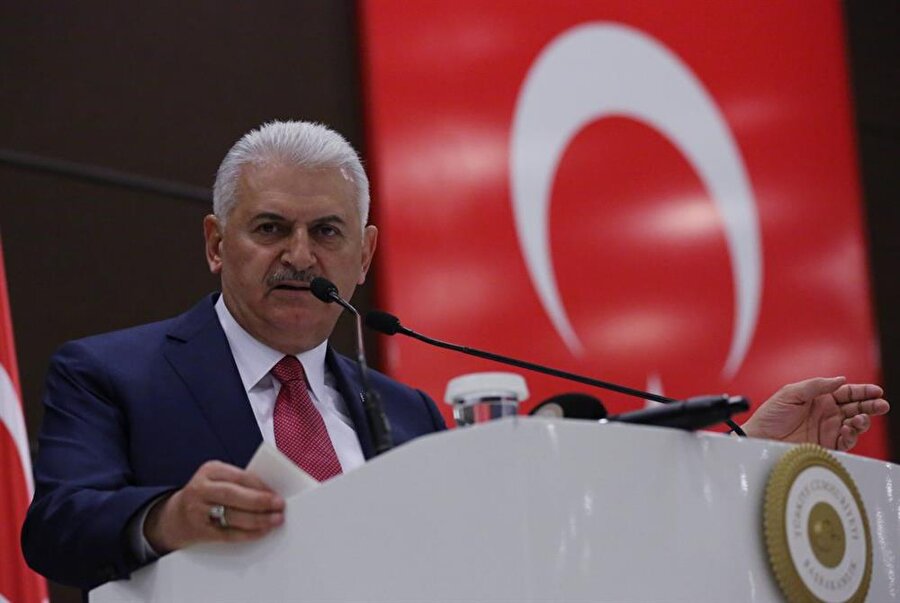 'Türkmenlere karşı kıyım hareketi tekrar başlatılırsa buna da duyarsız kalmayız'
Başbakan Binali Yıldırım, sınır kapılarının kimin kontrolünde olacağına ilişkin soruya şöyle cevap verdi:"Sınır kapılarında filen Peşmerge, Irak sınır kapılarını teslim etmelerini istedi. Orada ne olacak onu takip etmemiz lazım. Bağdat ile sıkı bir diyalog içinde bu süreci yürütmemiz gerek. Bizim hedefimiz orada yaşayan insanlar değil. Bizim hedefimiz bu referandum konusunda inat edenler.
Diyelim ki hudut kapısından Bağdat'a geçiş yapacağız, buna karşı bir engelleme, bir sıkıntı oluşursa tabii ki biz gerekli güvenlik tedbirlerini almak zorundayız. Bunu da Irak Merkezi Hükümetinin koordinasyonuyla yapacağız. Eğer Türkmenlere karşı orada büyük bir kıyım, yok etme hareketi bu vesileyle tekrar başlatılırsa buna da duyarsız kalmamızı kimse beklemesin."