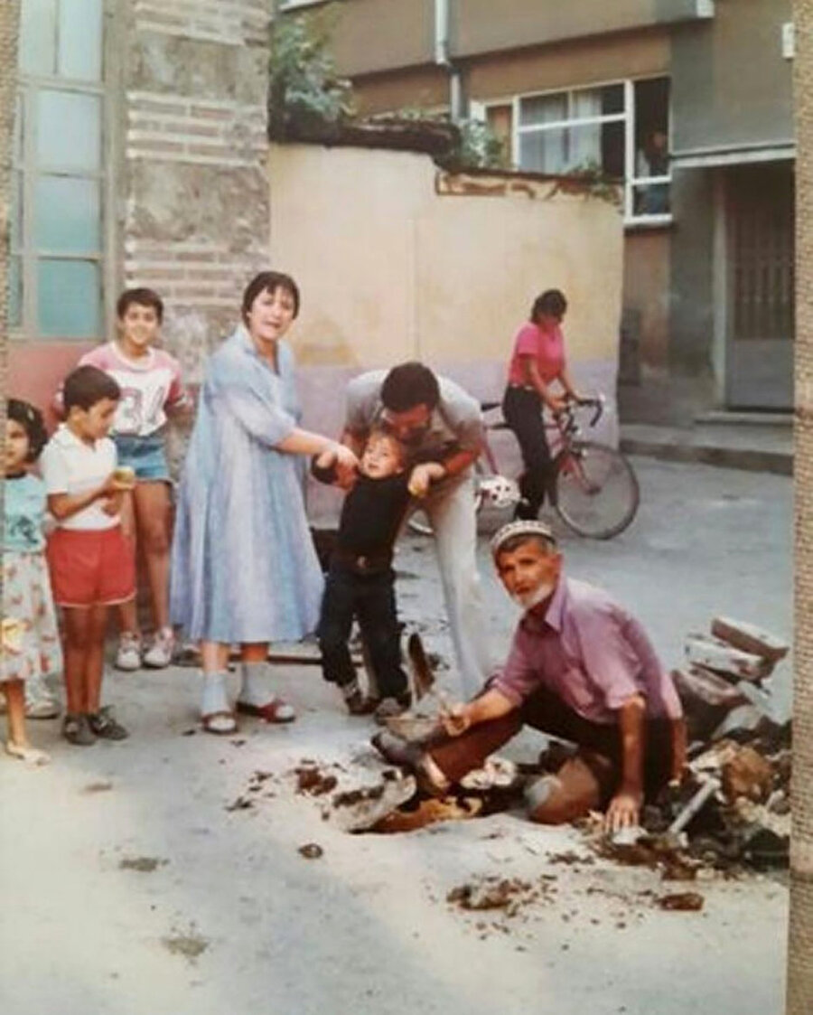 80'li yıllarda Bursa'da

                                    80'li yıllarda yaşadığı Bursa'da çekilmiş fotoğrafta, arka tarafta şortlu bir şekilde görülüyor.
                                