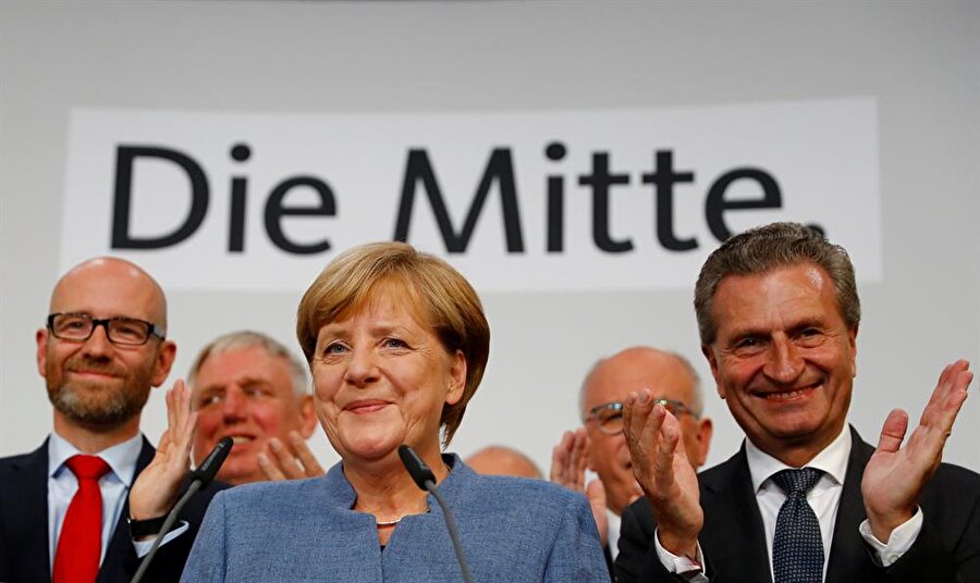 Angela Merkel’in liderliğindeki Hristiyan Demokrat Birlik (CDU) seçimlerden yüzde 33 ile birinci parti çıktı.

                                    
                                    
                                    
                                
                                
                                