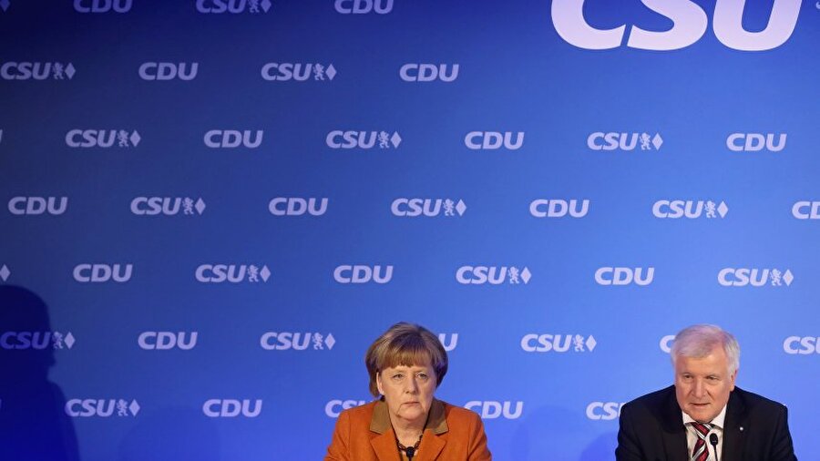 Hristiyan Sosyal Birlik (CDU) ve kardeş Hristiyan Sosyal Birlik (CSU) 1949 yılından bu yana aldığı en kötü sonuçlar ile karşı karşıya kaldı.

                                    
                                    
                                    
                                
                                
                                