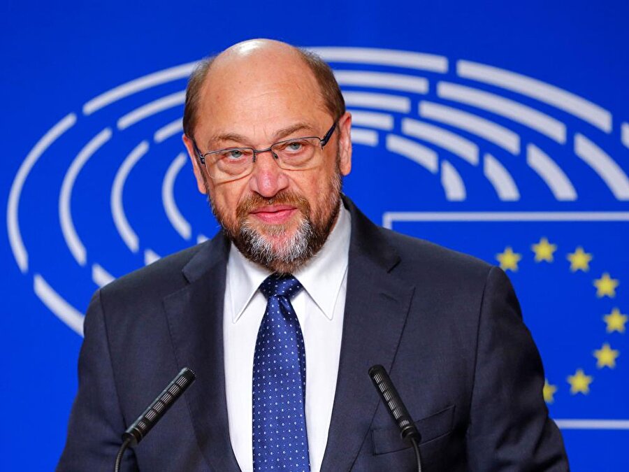 Merkel'in koalisyon ortağı, Türkiye karşıtlığıyla bilinen Martin Schulz da oy oranını yüzde 5,2 düşürdü.

                                    
                                    
                                    
                                
                                
                                