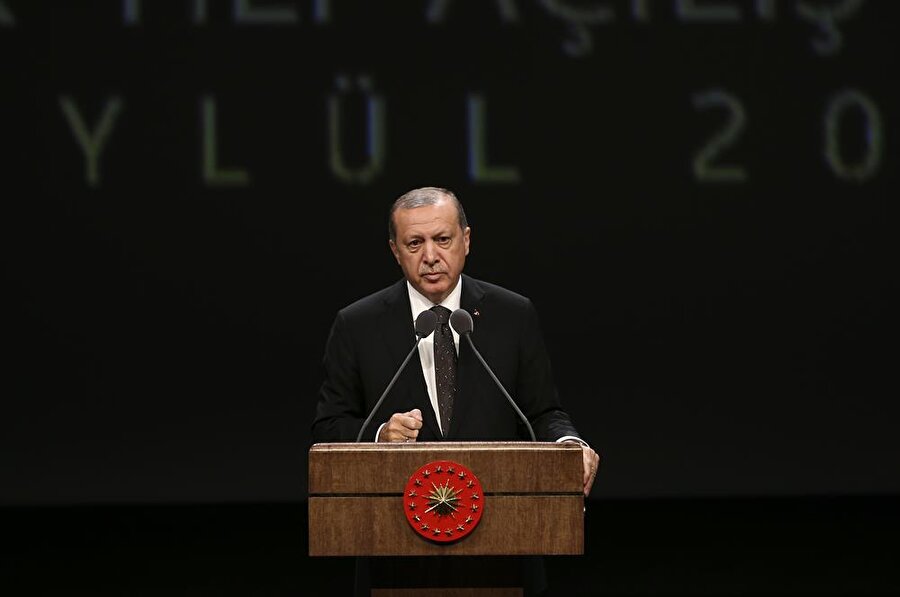 Cumhurbaşkanı Erdoğan: Dünya İsrail’den ibaret değil 

                                    
                                    Cumhurbaşkanı Erdoğan, Akademik Yıl Açılış Töreni’nde IKBY’deki gayrimeşru referanduma ilişkin konuştu. Erdoğan, “Kuzey Irak'ın inanç ve köken bakımından çok renkli bir yapıya sahip ikliminde tek bir grubun böyle bir teşebbüse girmesi, yeni acıların habercisi olmaktan başka anlam taşımıyor. Şimdi yaptın. Neymiş? Yüzde 90-92 ile onaylanmış. Senin bağımsızlığını kim kabul edecek? İsrail. Dünya İsrail'den ibaret değil ki. Kosova'yı 114 ülke kabul etti ama hala Kosova maalesef devlet olamadı. 'Biz yaptık oldu' demekle olacağını zannediyorlar. Olmayacak, olamaz zaten. Biz yaptırımları uygulamaya başladığımız andan itibaren ortada kalacaksın. Vanayı kapadığımız anda iş bitti.” ifadelerini kullandı.
                                
                                