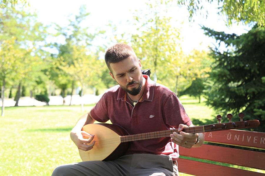 Türk müziğine ilgi duyan Amerikalı akademisyen dombra bile çalabiliyor