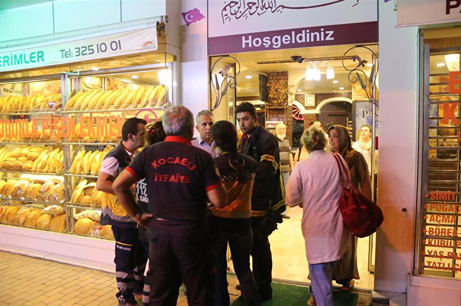 Kocaeli'nin İzmit ilçesinde bir fırında çalışan 19 yaşındaki genç, asansörle zemine inmek isterken hayatını kaybetti.