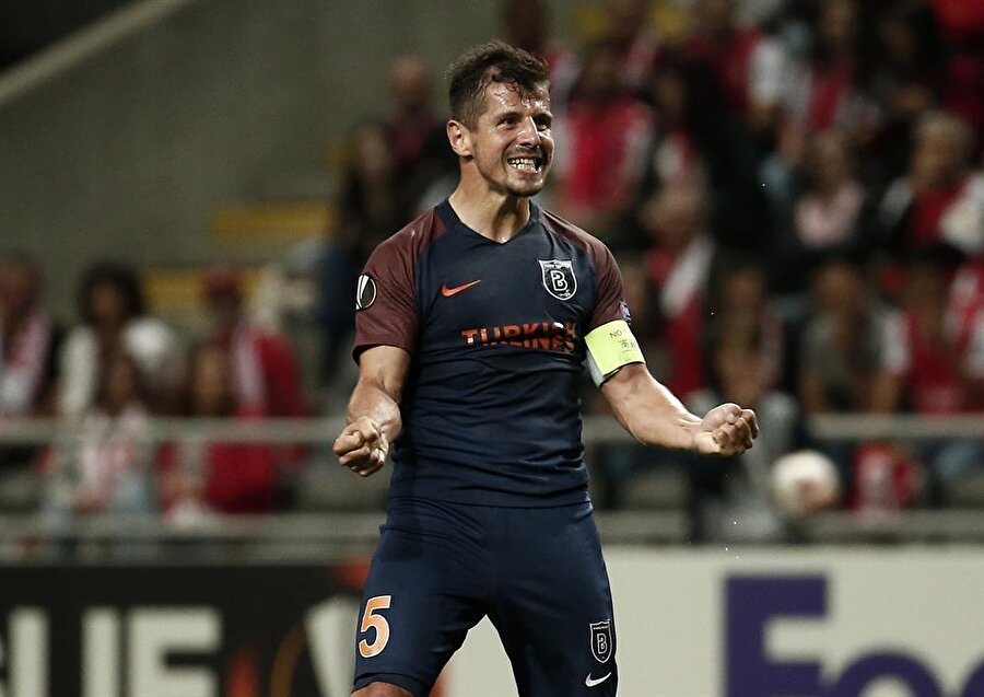 UEFA'dan 37 yaşındaki Emre'ye büyük onur: Haftanın futbolcusuna aday gösterildi