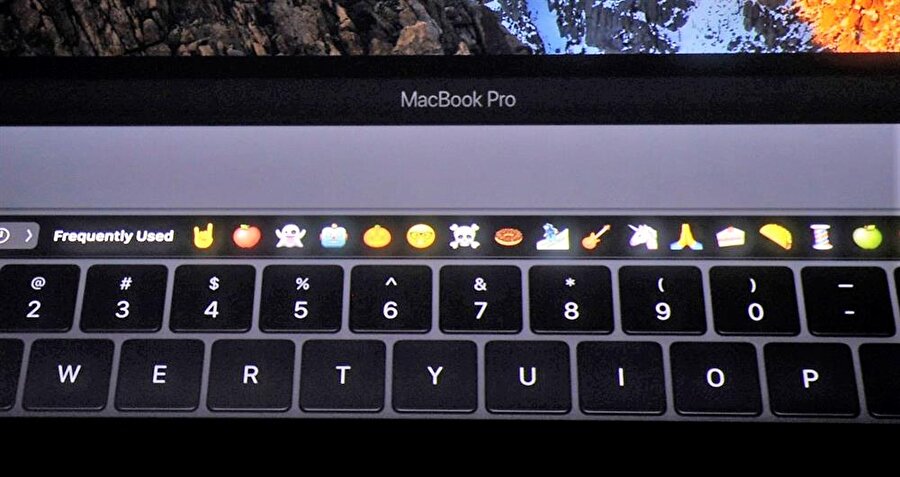 MacBook Pro'lara özel Touch Bar desteği eklendi
WhatsApp Web'deki ikinci büyük hamle ise yeni nesil MacBook Pro kullanıcılarını ilgilendiriyor. Zira Apple'ın son nesille birlikte bilgisayarlara dahil ettiği Touch Bar üzerinden emoji gönderebilmek mümkün hale geliyor. 