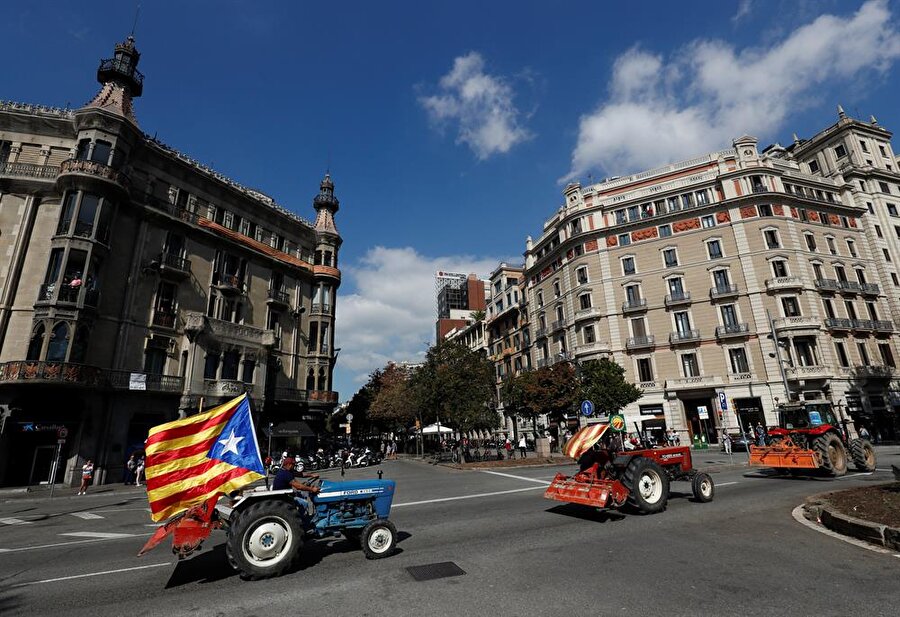Katalan çiftçiler traktörleriyle Barselona'ya akın etti
Madrid yönetiminin yasadışı ilan ettiği ancak Katalanların oy sandıklarını kurma yönünde ısrarcı olduğu tartışmalı referandum öncesinde Barselona sokaklarını traktörlerle dolduran Katalan çiftçiler İspanyol polisinin referandumu engelleme girişimine traktörleriyle engel olmayı amaçlıyor.