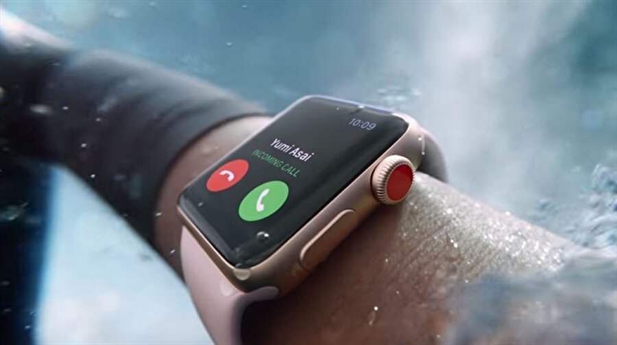  3.seri Apple Watch Türkiye'de satışa sunuldu
10.yıla özel tanıtılan iPhone X, en fazla ilgi gören olsa da 3.nesil Apple Watch da ilgiyi hak eden ürünlerden. eSIM kartıyla gelen cihaz Türkiye’de satışa sunuldu.Ülkemizde 1649 TL fiyat etiketiyle satılan ürünün en fazla satan akıllı saat olması bekleniyor. Öyle ki Apple Watch’un geçtiğimiz yıl yüzde 50 büyüyerek Rolex’i bile geride bıraktığı açıklanmıştı. 