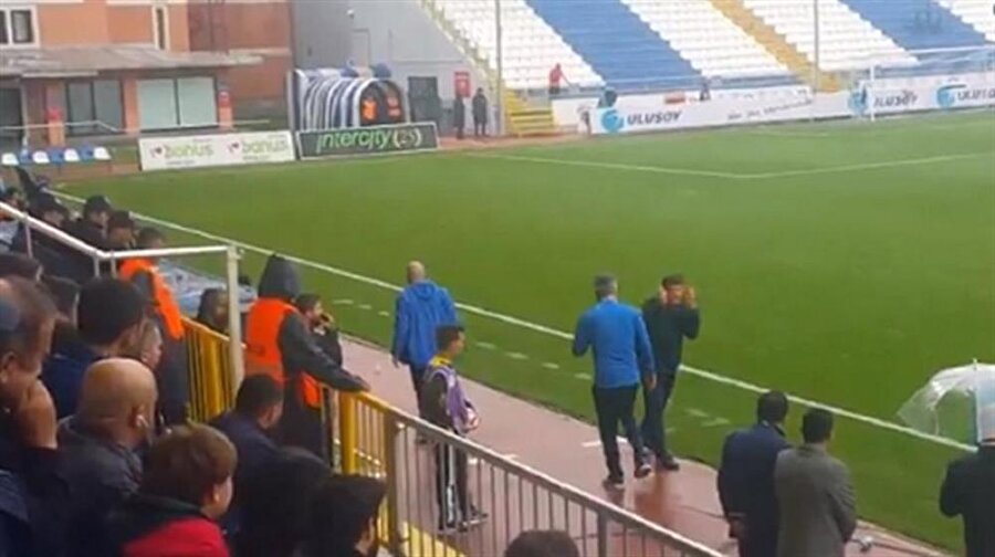 Hakemle tartışırken takımı gol atan Giray Bulak'ın ilginç halleri