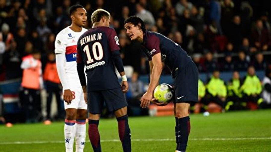 Kriz nasıl başlamıştı?
Fransa Ligue 1'de oynanan PSG-Lyon maçına Neymar ile takım arkadaşı Cavani arasında yaşanan duran top krizi damga vurmuştu. Frikik ve penaltıda topun başına geçen ikili, vuruşu kimin yapacağı konusunda tartışma yaşamış olaya Dani Alves de müdahil olarak topu vatandaşı Neymar'a vermişti. Bu olayların ardından Neymar, Instagram hesabından Cavani'yi takipten çıkarmıştı.