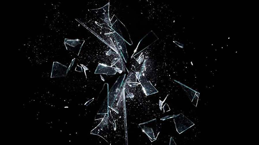 Bir cam kırıldığında, parçaları saatte üç bin millik bir hızla etrafa dağılır.
