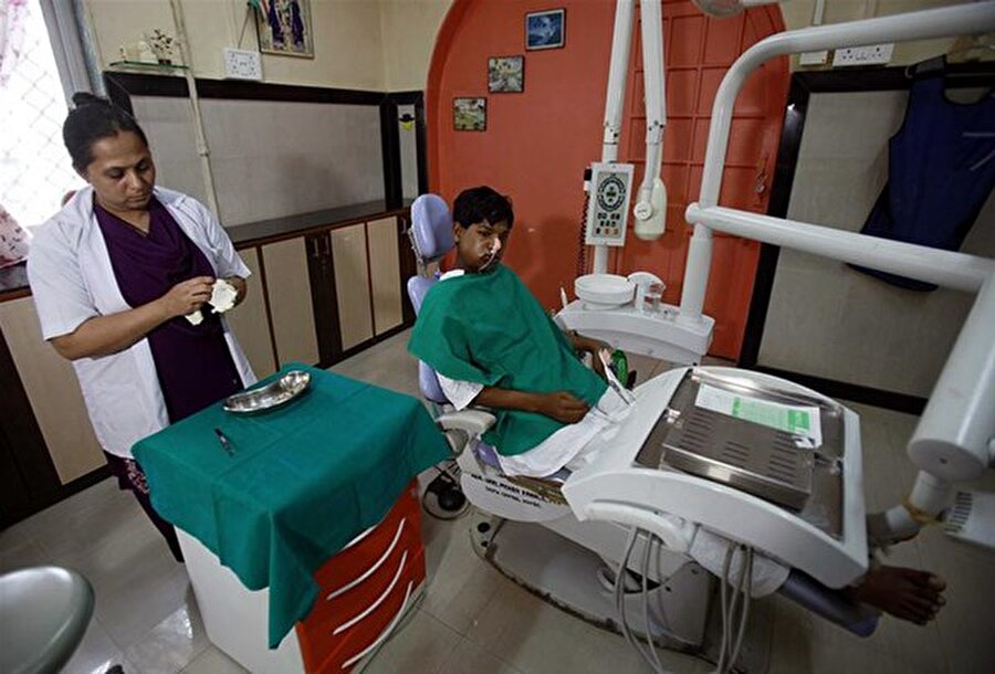 Doktor Sunanda Dhivare ve operasyona katılan doktorlar, dişçilik tarihi açısından önemli olduğu söyledikleri bu olay için Guinness Rekorlar Kitabı'na başvurmayı düşündükleri belirtildi.

                                    
                                    
                                    
                                    
                                    
                                    
                                    
                                
                                
                                
                                
                                
                                
                                