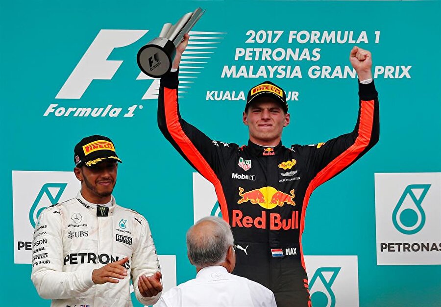 Malezya’da zirve Verstappen’in oldu!

                                    Formula 1 Dünya Şampiyonası'nın 15. yarışı Malezya Grand Prix'sinde, Red Bull-TAG Heuer takımının Hollandalı pilotu Max Verstappen birinci oldu. Formula 1 sezonunun 15. mücadelesi, Malezya'nın Selangor eyaletindeki 5 bin 543 metrelik Uluslararası Sepang Pisti'nde 56 tur üzerinden yapıldı. Yarışın başlangıç anında Mercedes'in Büyük Britanyalı pilotu Lewis Hamilton, yerini korumayı başardı. Yarış öncesi aracında arıza meydana gelen Ferrari'nin Fin sürücüsü Kimi Raikkonen, ikincilikteki yerini kaybederek müsabakaya "pit" alanından başlamak zorunda kaldı. Raikkonen'in yerine yarışa ikinci sırada başlayan Red Bull-TAG Heuer takımından Hollandalı Max Verstappen, 4. turda Hamilton'ı geçerek liderliğe yükseldi.
                                